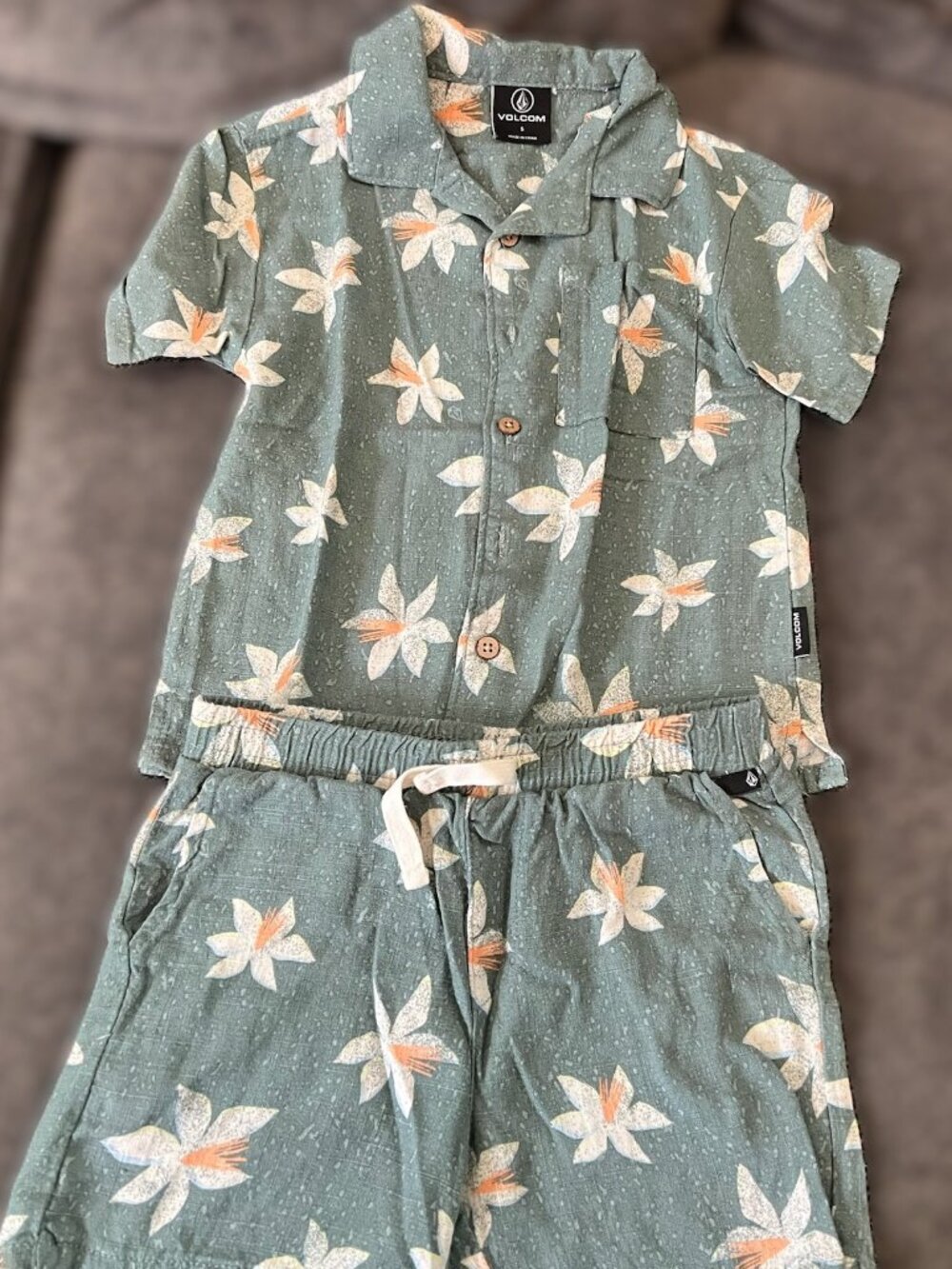 Volcom Size 5 kids resort set